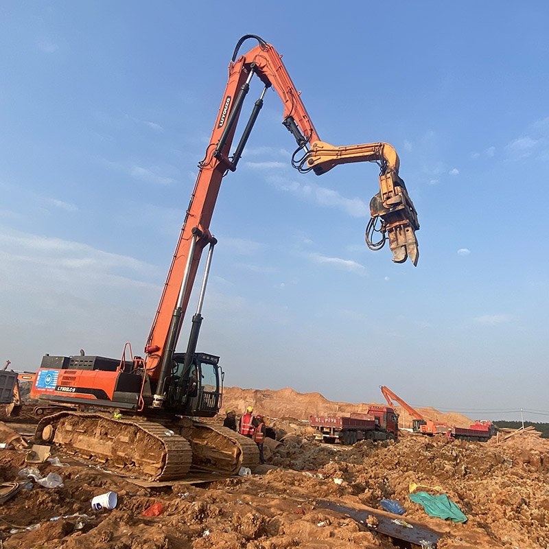 16米挖掘機打樁臂施工現(xiàn)場